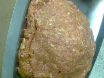Hackbraten mit Käsefüllung und einer Zwiebelsoße - Rezept - Bild Nr. 4