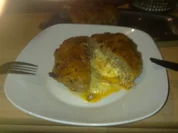 Hackbraten mit Käsefüllung und einer Zwiebelsoße - Rezept