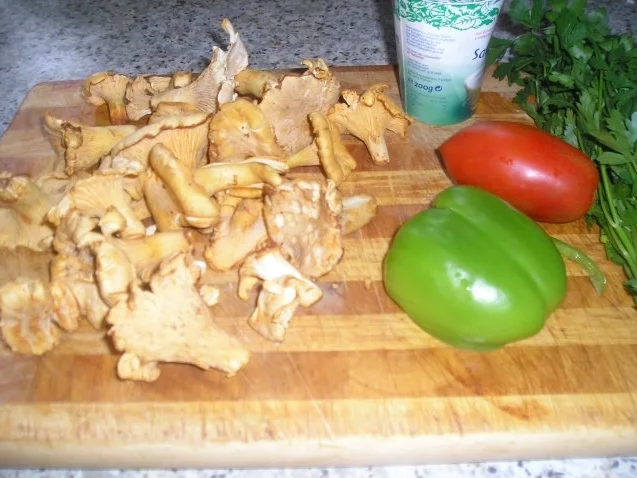 Rezept: Putenschnitzel mit Eierschwammerlgulasch Bild Nr. 2 Putenschnitzel mit Eierschwammerlgulasch - Rezept - Bild Nr. 2