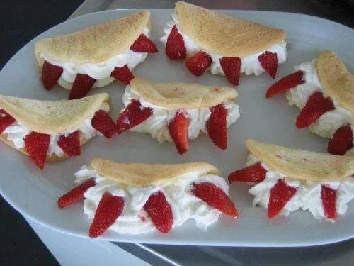 Erdbeer-Biskuit-Omeletts - Rezept