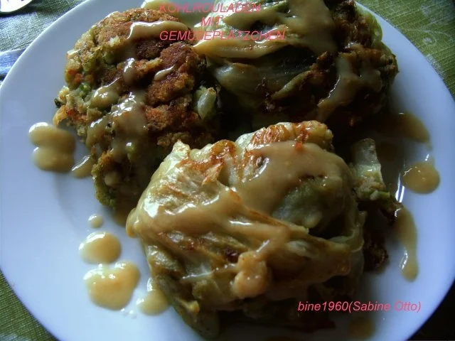 KOHLROULADEN  MIT GEMÜSEPLÄTZCHEN - Rezept