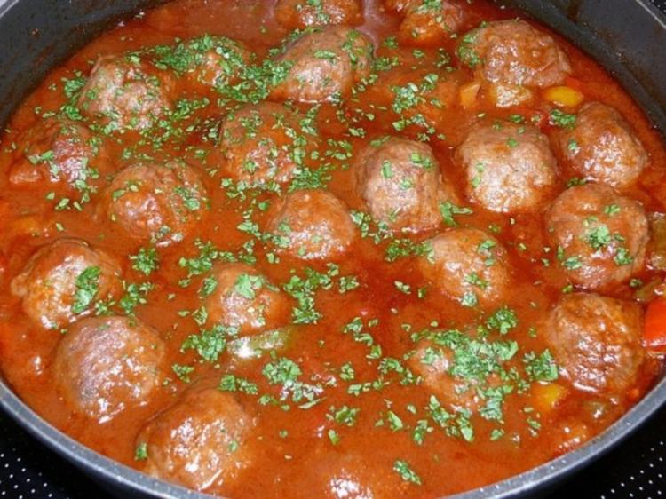 Hackfleischbällchen in feuriger Tomatensauce - einfach - 140 kcal/100g