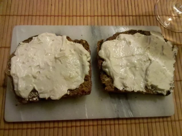 Rezept: Abendbrot: Mediteran-pikantes Mehrkornbrot mit Zwiebel-Quark Bild Nr. 3 Abendbrot: Mediteran-pikantes Mehrkornbrot mit Zwiebel-Quark - Rezept - Bild Nr. 3