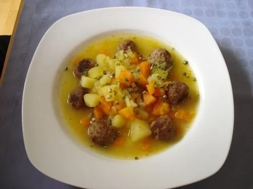 Gemüsetopf mit Hackbällchen - Rezept