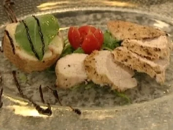 Poulardenbrust-Tranchen mit Safranvinaigrette und Mozzarella-Bruschetta - Rezept