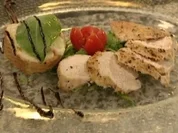 Poulardenbrust-Tranchen mit Safranvinaigrette und Mozzarella-Bruschetta - Rezept