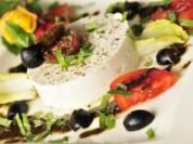 Rezept: Ziegenkäse mit Oliven-Kürbiskernöl-Dressing Ziegenkäse mit Oliven-Kürbiskernöl-Dressing - Rezept