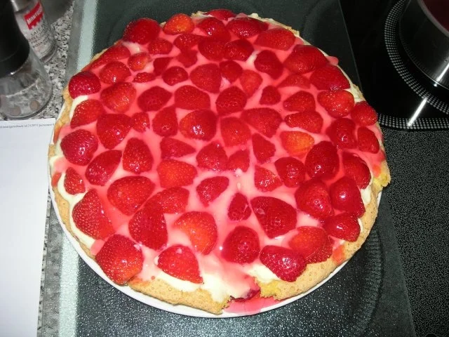 Erdbeertorte mit Schmand auf Biskuitboden - einfach und lecker! - Rezept