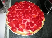 Erdbeertorte mit Schmand auf Biskuitboden - einfach und lecker! - Rezept