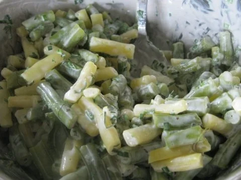 Grün-Gelber Bohnensalat mit Ziegenjoghurt-Zitrone-Dressing - Rezept