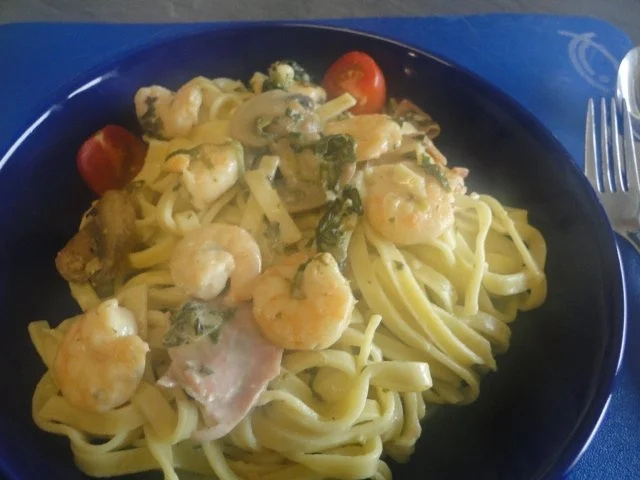 Tagliatelle mit Riesengarnelen in Schinken-Käse-Sahne-Sauce - Rezept