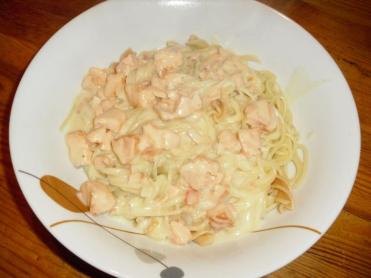 Nudeln mit Lachs-Sahne-Soße - Rezept