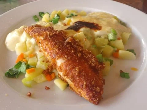 Rezept: Seelachs in Vollkorn-Curry-Kruste auf Lauchkartoffelgratin Seelachs in Vollkorn-Curry-Kruste auf Lauchkartoffelgratin - Rezept