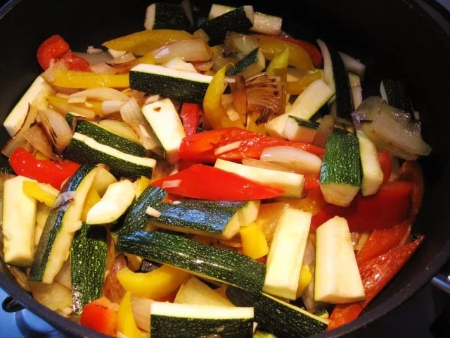 Rezept: Sommergemüse mit Thüringer Bratwurst ... Bild Nr. 6 Sommergemüse mit Thüringer Bratwurst ... - Rezept - Bild Nr. 6