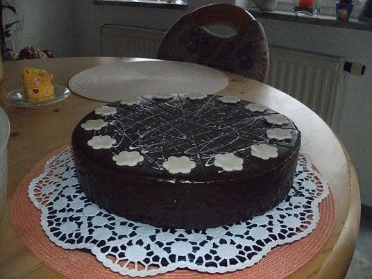 Rezept: Mandelkirschkuchen mit Schokostückchen Mandelkirschkuchen mit Schokostückchen - Rezept