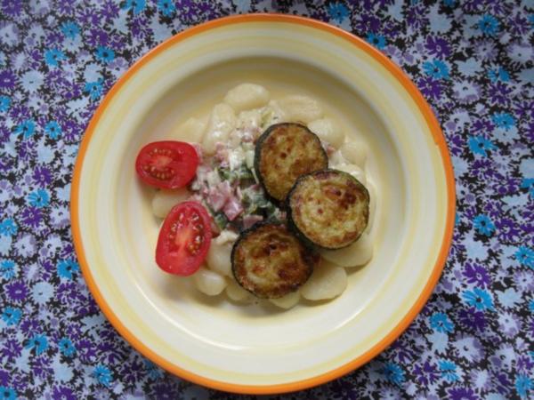 Gnocchi in Schinken-Sahnesauce mit gebratenen Zucchini - Rezept ...