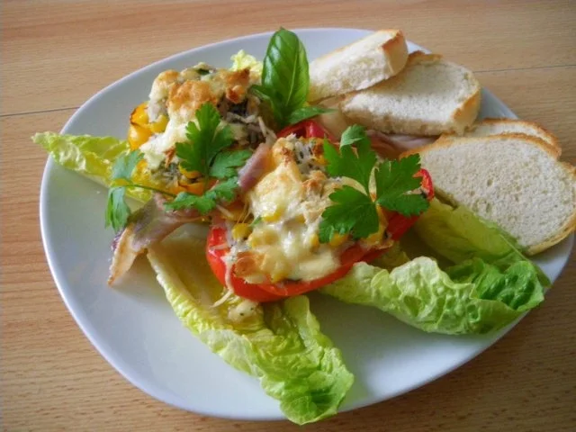 Rezept: Gefüllte Paprikahälften Gefüllte Paprikahälften - Rezept