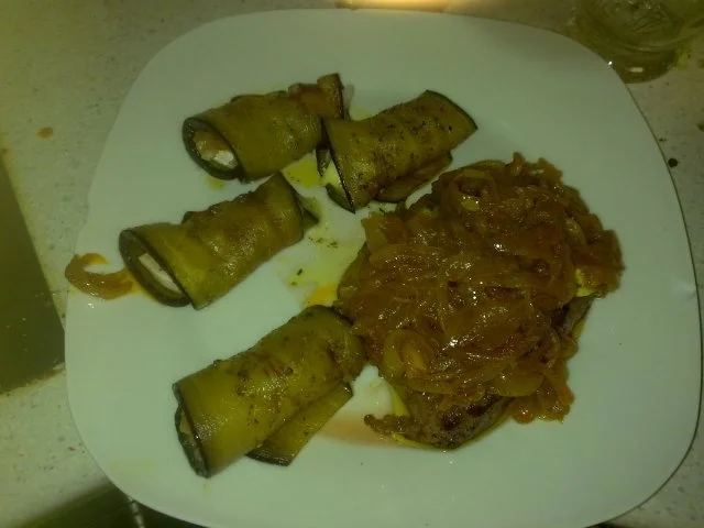 Rezept: Rindersteak mit gefüllten Auberginenröllchen Bild Nr. 7 Rindersteak mit gefüllten Auberginenröllchen - Rezept - Bild Nr. 7