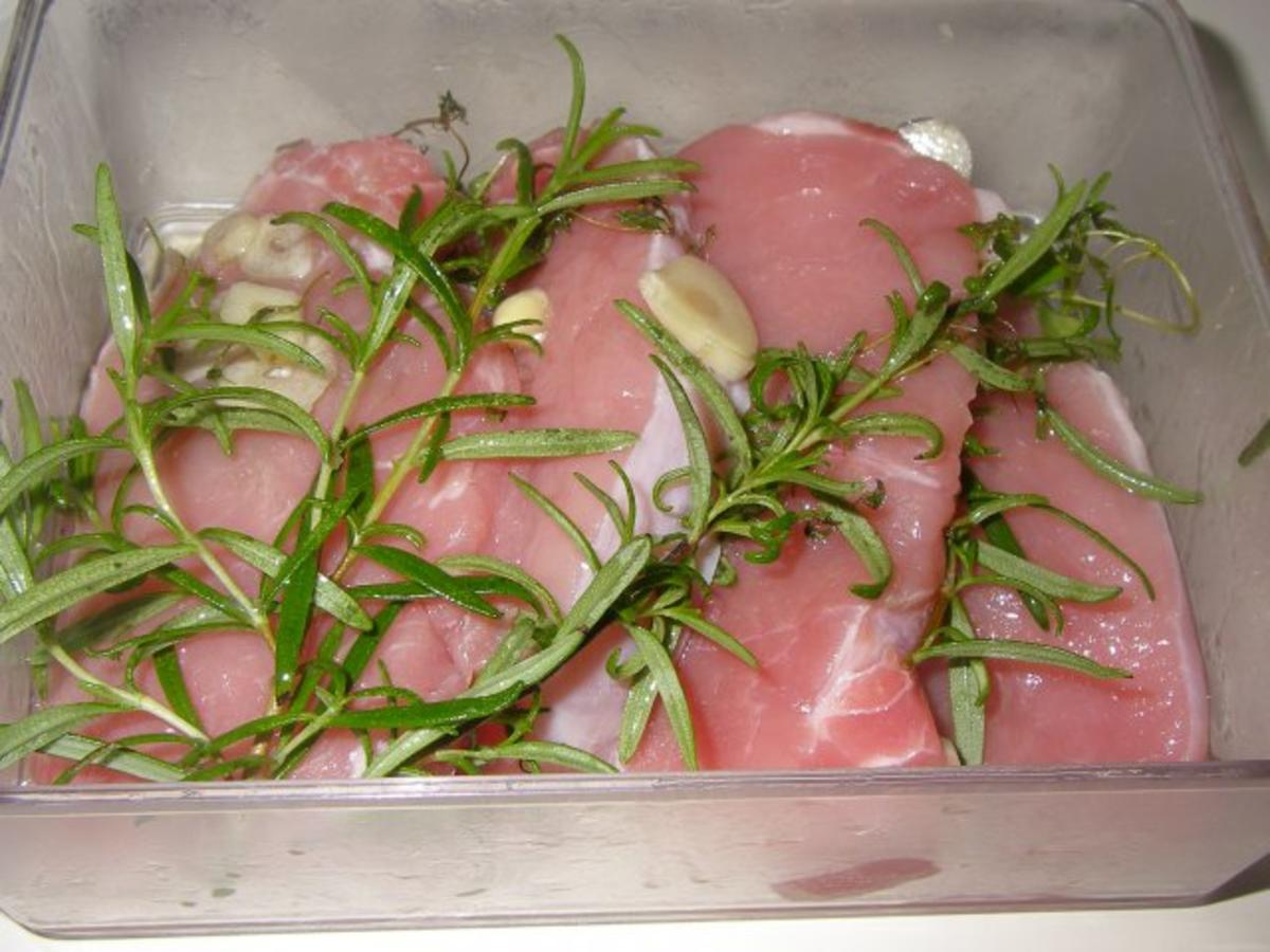 Minutensteak vom Schwein mit Kartoffel-Lauch-Strudel und Kräuterrahm - Rezept - Bild Nr. 2
