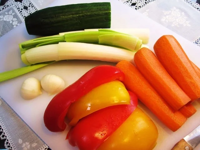 Gemüsepfanne,  mit einem Nackensteak gedünstet ... - Rezept - Bild Nr. 2