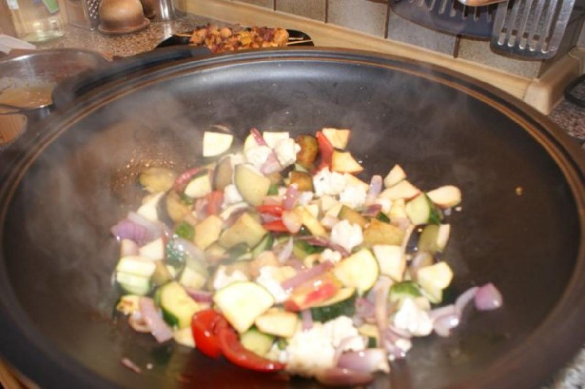 Wok-Gemüse mit Erdnuss-Soße - Rezept mit Bild - kochbar.de