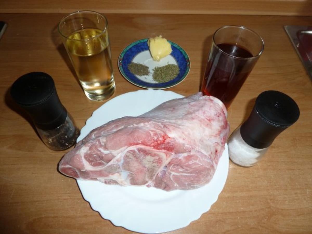 Kalbshaxe geschmort mit Zwiebelgemüse - Rezept - kochbar.de