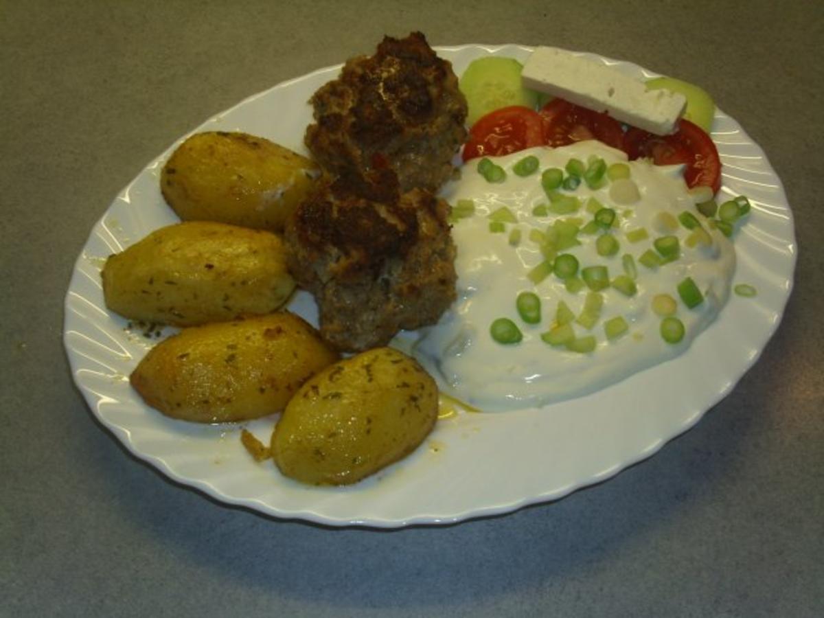 Gefüllte Frikadellen-Rosmarinkartoffeln und Tzaziki - Rezept