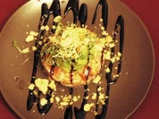 Lachstatar mit Parmesancrumble an Avocado-Wasabi-Crème - Rezept