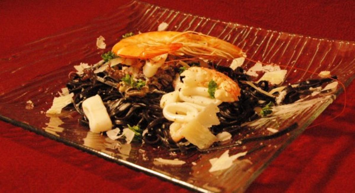 Meeresfrüchte auf Spaghetti mit Tinte vom Tintenfisch - Rezept