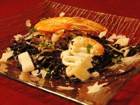 Meeresfrüchte auf Spaghetti mit Tinte vom Tintenfisch - Rezept
