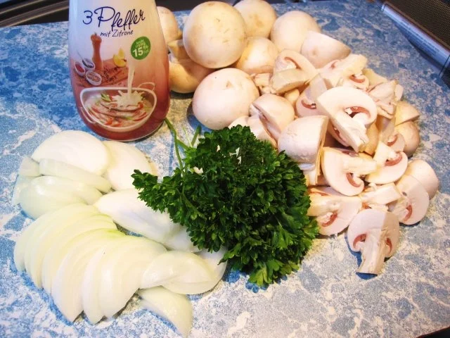 Rezept: Champignons in einer leichten Rahmsoße Bild Nr. 2 Champignons in einer leichten Rahmsoße - Rezept - Bild Nr. 2