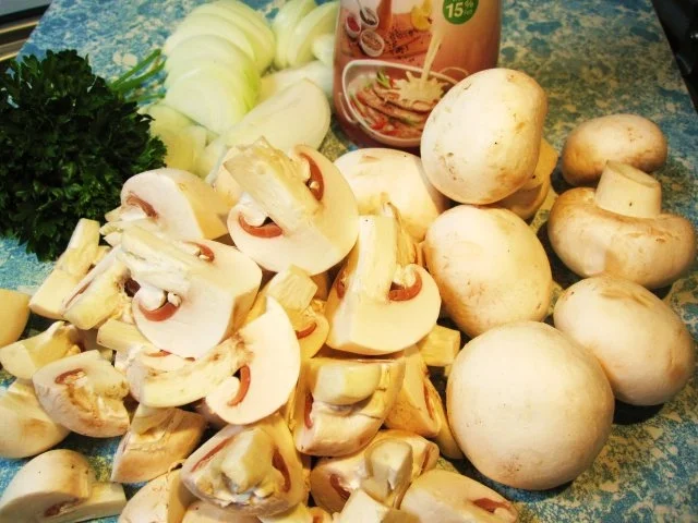 Rezept: Champignons in einer leichten Rahmsoße Bild Nr. 3 Champignons in einer leichten Rahmsoße - Rezept - Bild Nr. 3