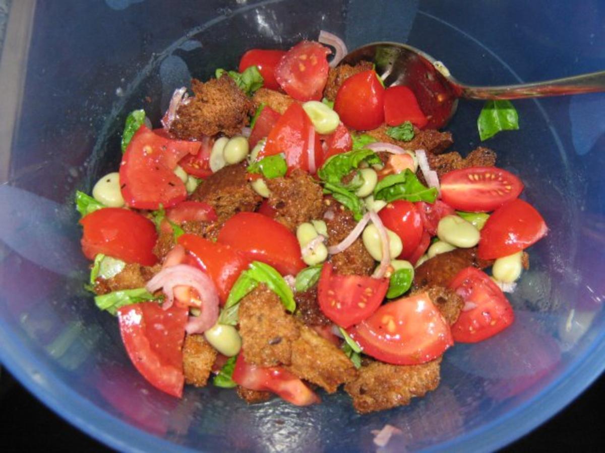 Panzanella italienischer Brot-Tomaten-Salat (ein kleiner Sattmacher für ...