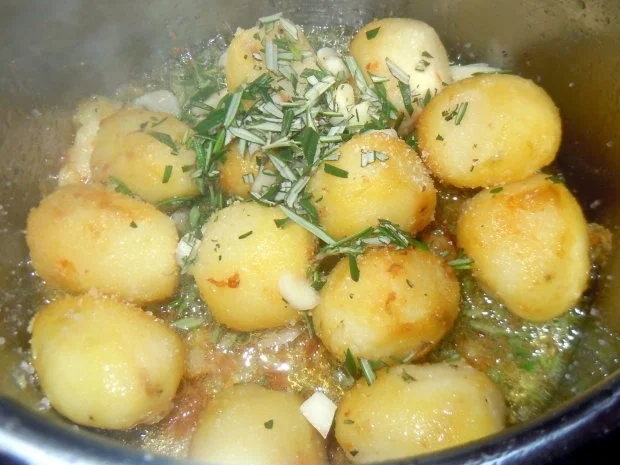 Scharfe Kalbsschnitzel mit Rosmarin-Knoblauch-Drillingen - Rezept - Bild Nr. 8