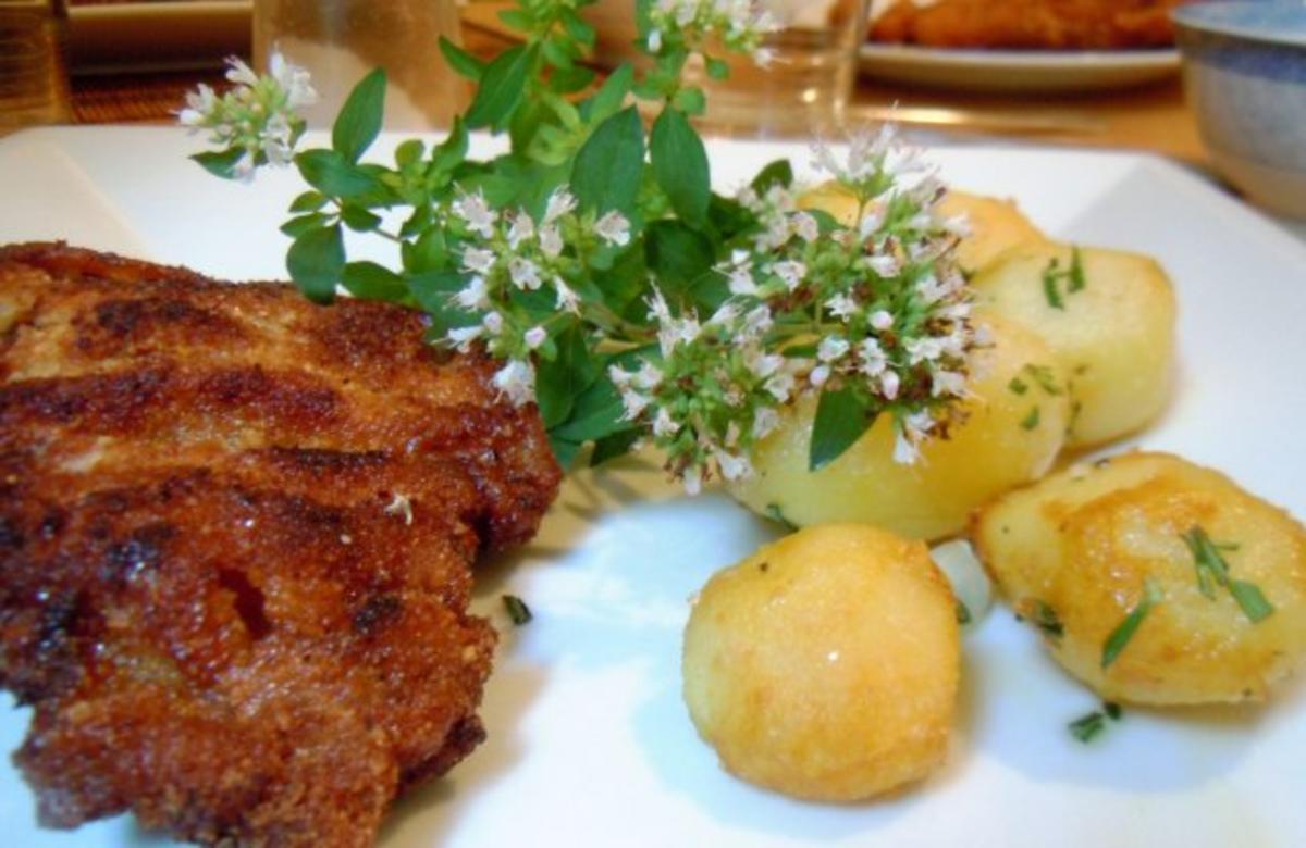 Scharfe Kalbsschnitzel mit Rosmarin-Knoblauch-Drillingen - Rezept