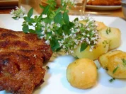Scharfe Kalbsschnitzel mit Rosmarin-Knoblauch-Drillingen - Rezept