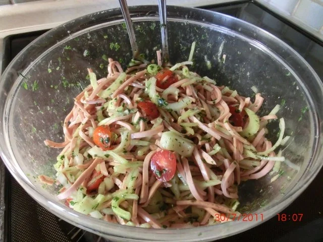 Rezept: Wurstsalat mit Kirschtomaten und Fenchel Bild Nr. 9 Wurstsalat mit Kirschtomaten und Fenchel - Rezept - Bild Nr. 9