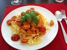 putenstreifen in tomate-basilikum-sosse mit cherrytomaten und bandnudeln - Rezept
