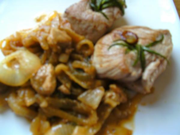 Schweine Medaillons mit Zwiebel niedrig gegart - einfach - 133 kcal/100g