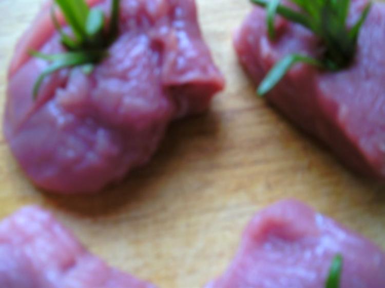 Schweine Medaillons mit Zwiebel niedrig gegart - einfach - 133 kcal/100g