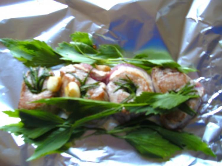Schweine Medaillons mit Zwiebel niedrig gegart - einfach - 133 kcal/100g