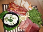 Buschbohnen im Schinkenmantel mit Toast und Salat mit Bauchspeck Knoblauch Dipp...... - Rezept