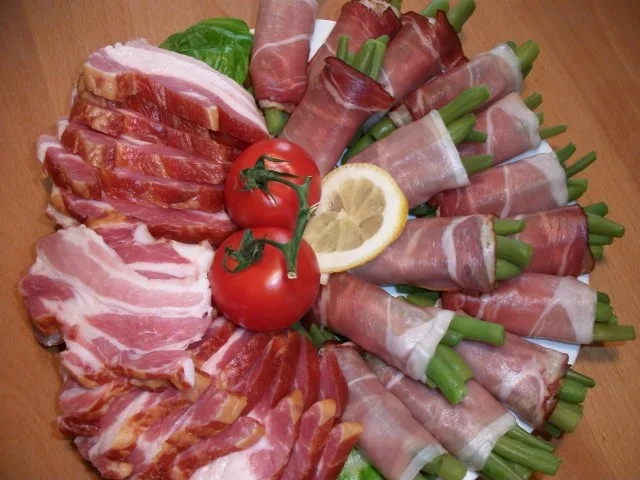 Buschbohnen im Schinkenmantel mit Toast und Salat mit Bauchspeck Knoblauch Dipp...... - Rezept - Bild Nr. 2