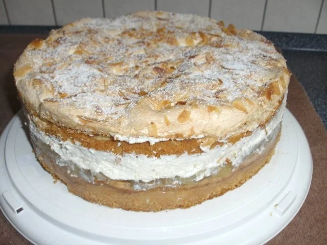 Baiser-Mandeltraum mit Apfelfüllung - Rezept