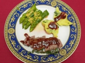 Rezept: Lammlachse mit Butterkartoffelkuchen und peruanischem Spargel Lammlachse mit Butterkartoffelkuchen und peruanischem Spargel - Rezept