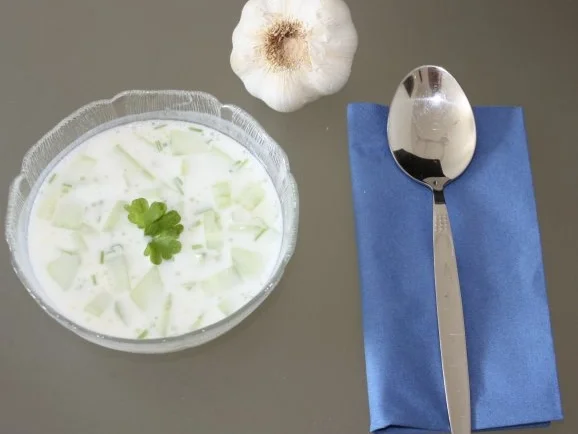 Rezept: "Tarator" kalte bulgarische Joghurtsuppe mit Gurken "Tarator" kalte bulgarische Joghurtsuppe mit Gurken - Rezept