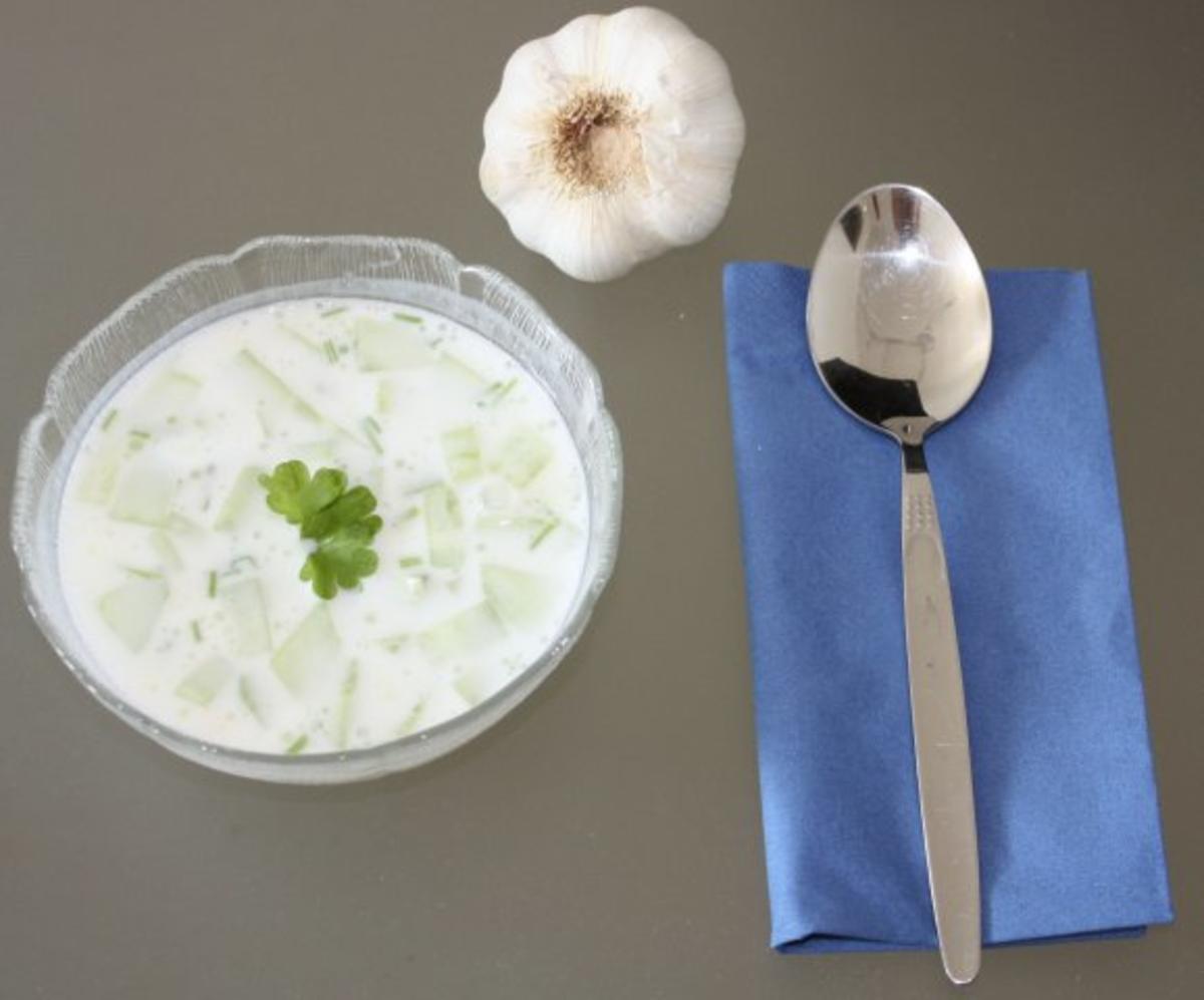 Bilder für Tarator kalte bulgarische Joghurtsuppe mit Gurken - Rezept