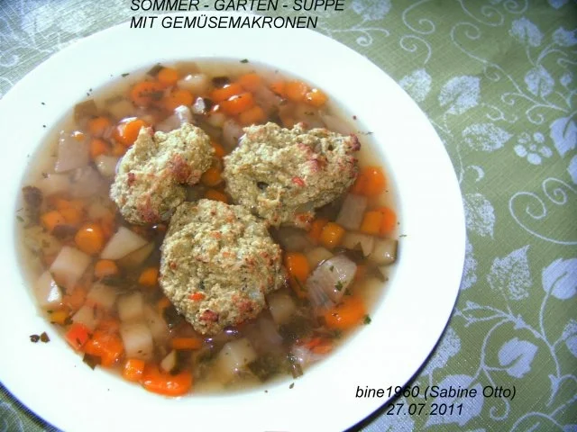 SOMMER - GARTEN - SUPPE MIT GEMÜSEMAKRONEN - Rezept