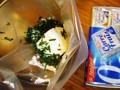 Kraeuter-Mager-Frischkaese in Brick auf Granatapfel-Fenchelsalat und Speck-Croutons - Rezept - Bild Nr. 2