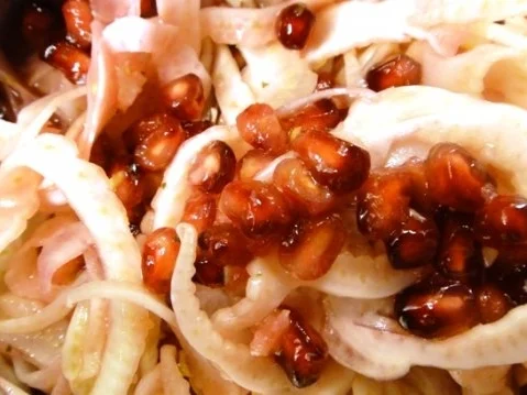 Kraeuter-Mager-Frischkaese in Brick auf Granatapfel-Fenchelsalat und Speck-Croutons - Rezept - Bild Nr. 6